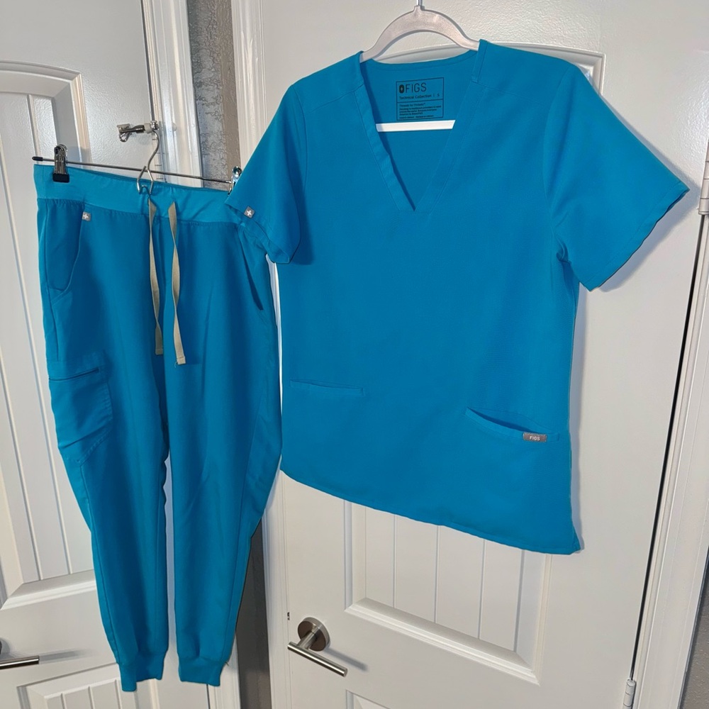 FIGS Women’s Set: Teal 3 pocket scrub top & joggers size S